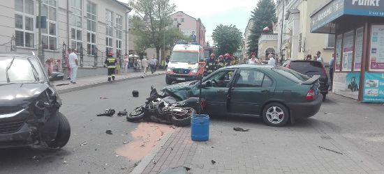 SANOK: Zderzenie dwóch samochodów i motocykla. Jedna osoba w szpitalu (ZDJĘCIA)