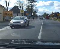 SANOK: Ulica Lipińskiego dwukierunkowa? Kierowca srebrnej hondy przeprowadził „jazdę testową” (FILM)
