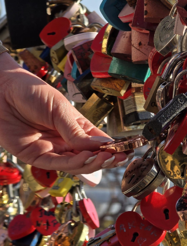 „Zatrzymaj mnie w swoim sercu…” Magiczne miejsce w Solinie przyciąga pary z całej Polski [VIDEO, ZDJĘCIA]
