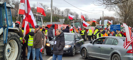 Trwa PROTEST ROLNIKÓW! Setki traktorów na drogach (VIDEO, ZDJĘCIA)