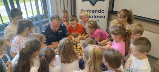 Zwycięzcy policyjnej aukcji 33. Finału WOŚP z wizytą w Lesku (ZDJĘCIA)