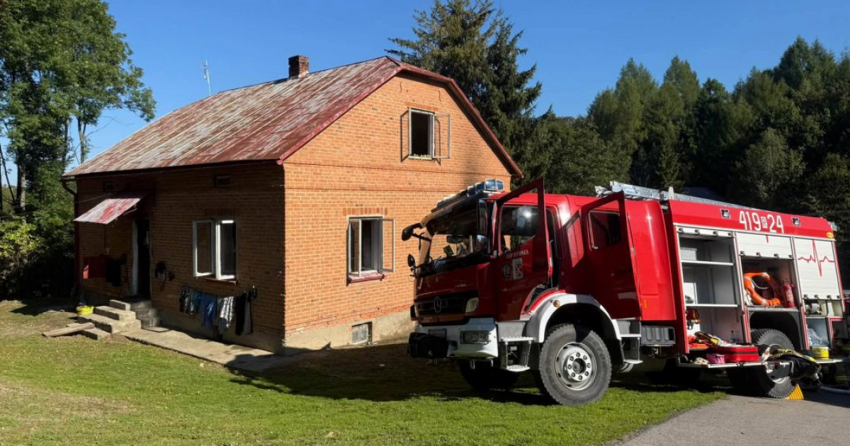 Groźny pożar domu w Krzywem. Jedna osoba podtruta gazami [ZDJĘCIA]
