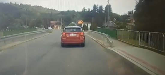 Niebezpieczny manewr na drodze. Chwila nieuwagi mogła skończyć się tragedią (VIDEO)