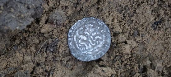 Skarb srebrnych monet doprowadził archeologów do cennego dla nauki znaleziska (ZDJĘCIA)