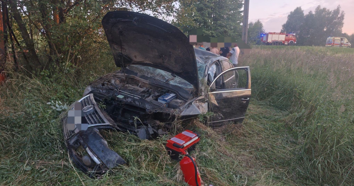 Groźne dachowanie samochodu w Golcowej. Jedna osoba poszkodowana [ZDJĘCIA]