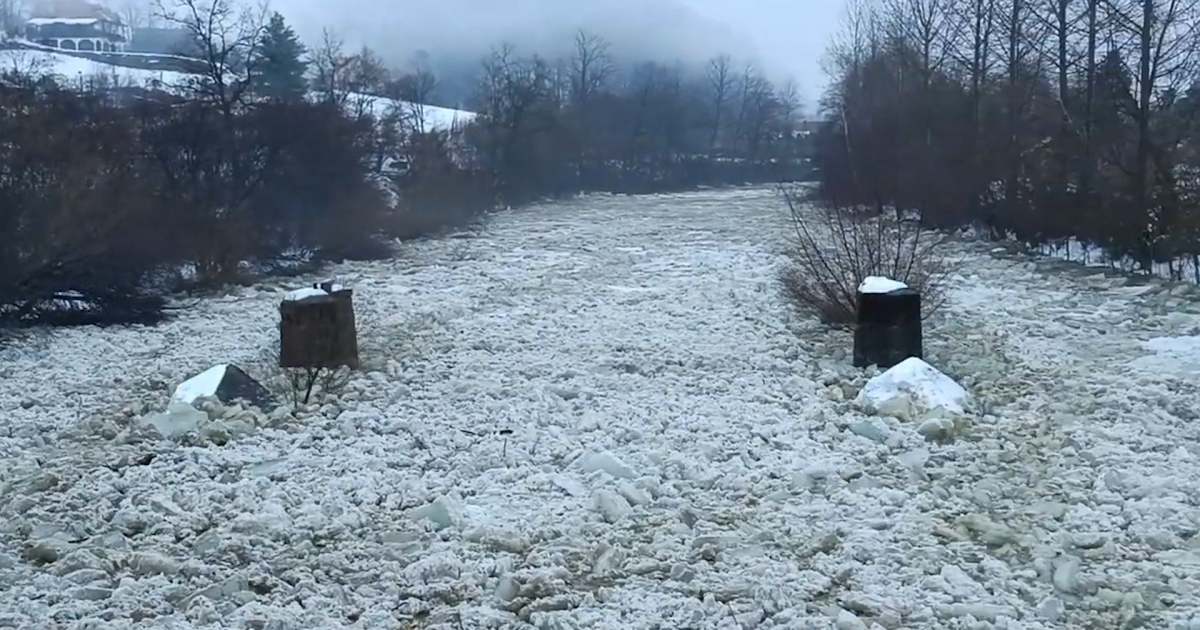 GMINA ZAGÓRZ: Zator lodowy na Osławie, strażacy zabezpieczali posesje [VIDEO, ZDJĘCIA]