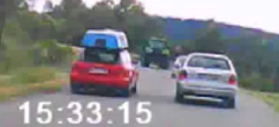 Na łuku drogi wyprzedzał trzy osobówki i traktor! (VIDEO)