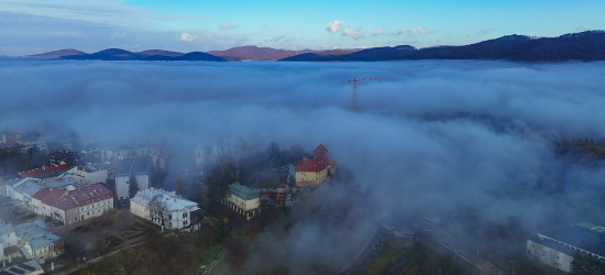 Ale cudo! Sanok we mgle. ZOBACZ SPEKTAKULARNE UJĘCIA Z LOTU PTAKA [ZDJĘCIA]