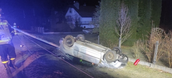 35-latek dachował fordem focusem. Mężczyzna był nietrzeźwy
