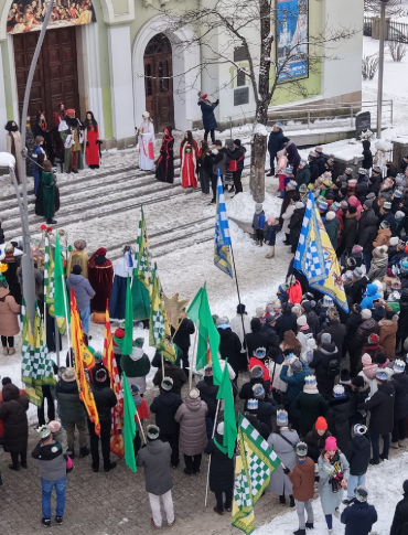 SANOK: „Trzej Królowie znów przynieśli nam radość”. Orszak Trzech Króli na ulicach miasta [VIDEO, ZDJĘCIA]