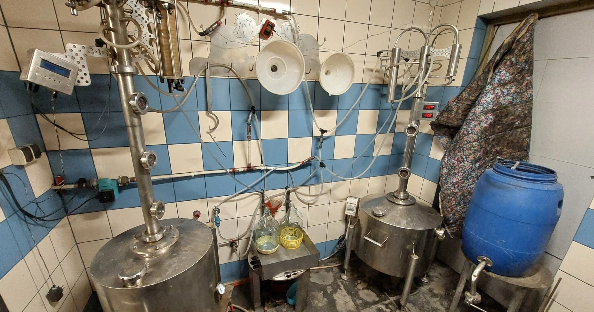 Domowa bimbrownia zlikwidowana. KAS przejęła ponad 630 litrów nielegalnego alkoholu [ZDJĘCIA]