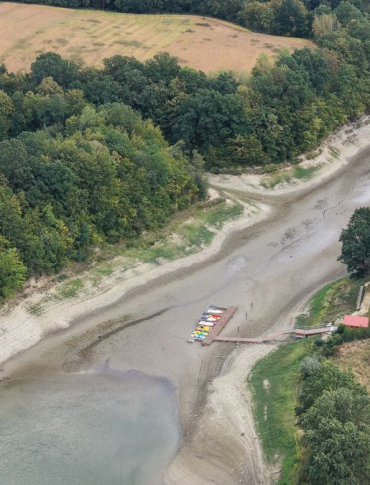 Wysychający Zalew Sieniawski. Problemy z wodą także w sąsiednich gminach [VIDEO Z DRONA, ZDJĘCIA]