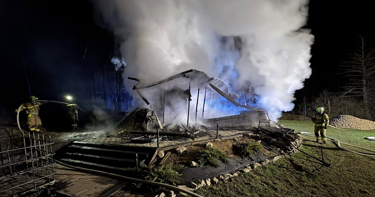 PISAROWCE: Pożar domku letniskowego, zagrożony był las [ZDJĘCIA]