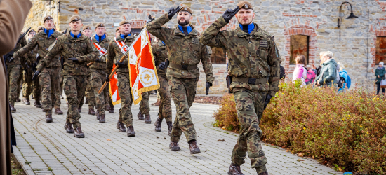 Terytorialsi przysięgali w Zagórzu. Wojskowe święto na tle ruin Klasztoru Karmelitów Bosych [ZDJĘCIA]