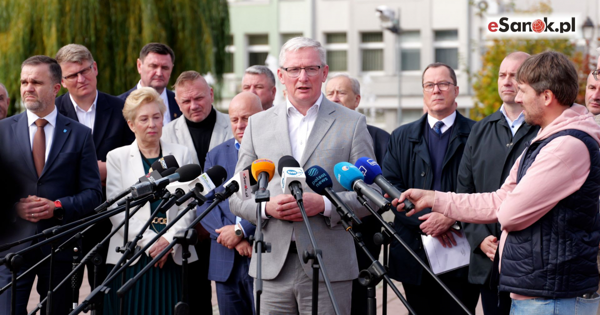 Ponad 20 starostów z Podkarpacia na sanockim Rynku! „Ochrona zdrowia wymaga pilnych rozwiązań systemowych” (VIDEO, ZDJĘCIA)