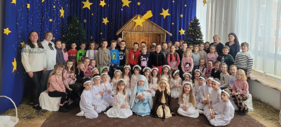 Jasełka które łączą pokolenia. Wzruszające występy przedszkolaków z SPP4 w Sanoku [ZDJĘCIA]