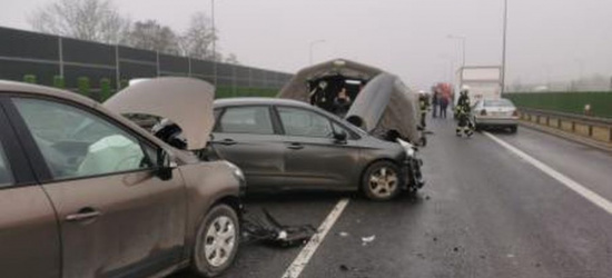 POLSKA. Potężny karambol. Zderzyło się 40 samochodów, są ranni! (ZDJĘCIA)