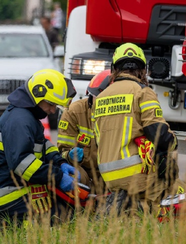 WAŃKOWA: Czołowe zderzenie busa z osobówką. Dwie osoby trafiły do szpitala [ZDJĘCIA]
