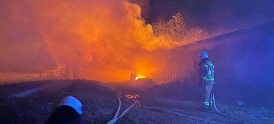 Pożar w stadninie koni w Targowiskach! Ogień objął stajnię, w środku były zwierzęta!