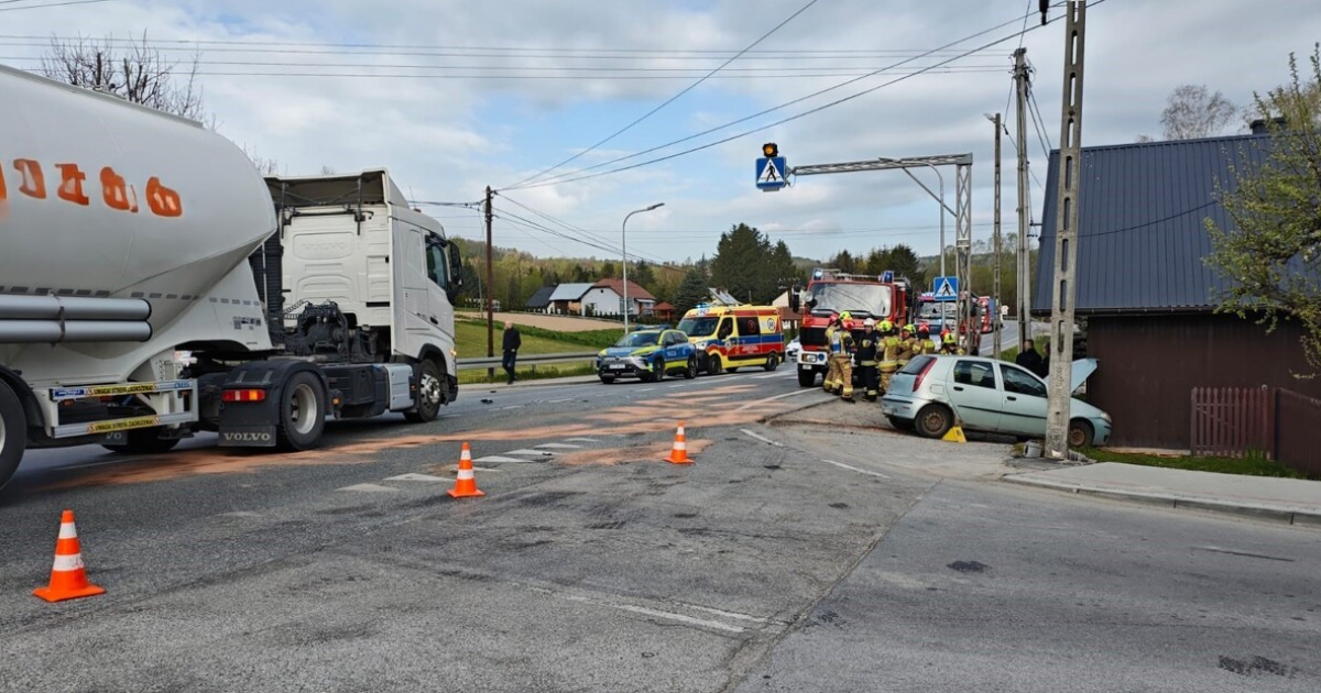 POŁOMIA: Groźny wypadek na DK19. Fiat uderzył w budynek [FOTO]