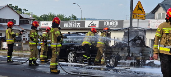 Pożar przyczepy z butlami z gazem i rowerem elektrycznym w Lesku [VIDEO, ZDJĘCIA]