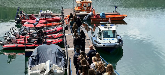 Policjanci i ratownicy WOPR edukowali młodzież w Polańczyku