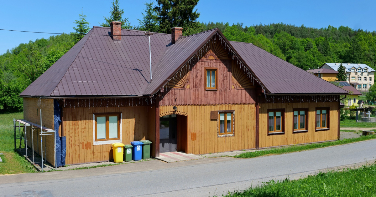 Trwa termomodernizacja Wiejskiego Domu Kultury w Dobrej [ZDJĘCIA]