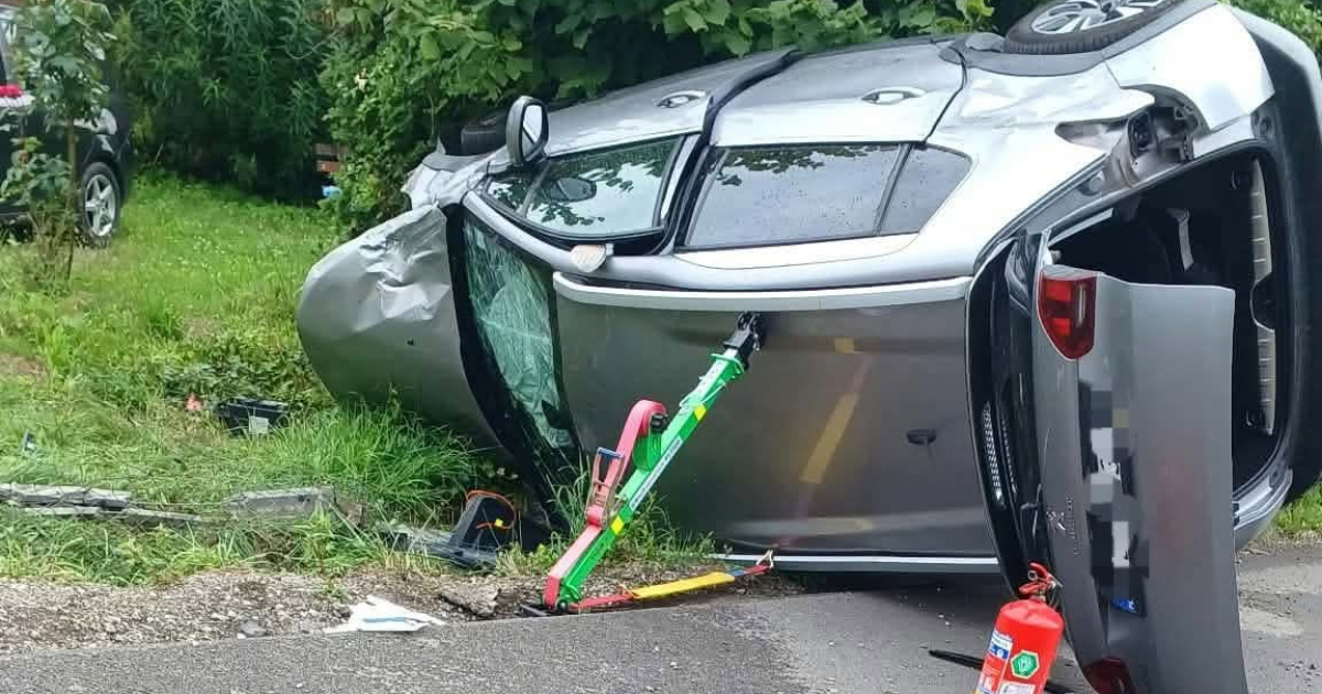 Niebezpieczne zdarzenie w Wesołej. Peugeot dachował podczas wyprzedzania
