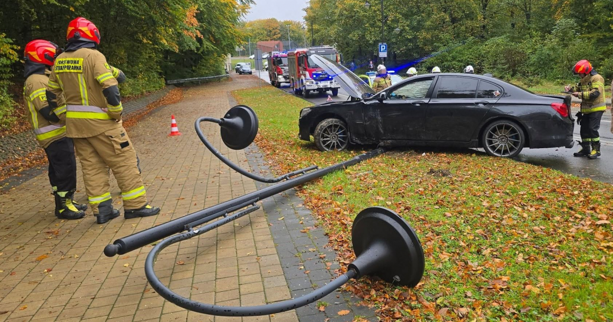 POLAŃCZYK: Groźna kolizja! Auto ścięło latarnię (ZDJĘCIA)