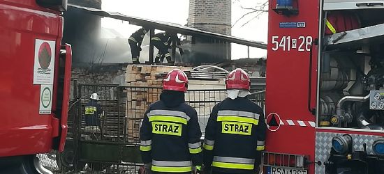 JUROWCE : Pożar budynku na terenie tartaku. Akcja strażaków (ZDJĘCIA)