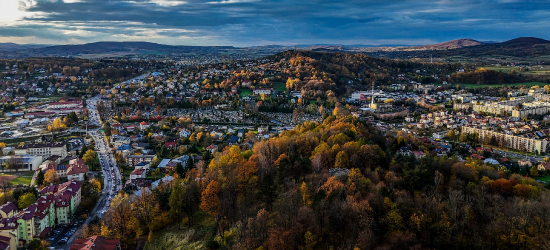 Sanok w jesiennej odsłonie. Magia natury nad miastem! ZOBACZCIE NAGRANIE Z LOTU PTAKA! [VIDEO, ZDJĘCIA]