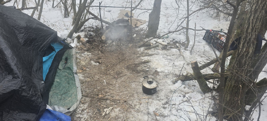 BRZOZÓW: Czujność mieszkańca uratowała życie. Mężczyzna trafił do schroniska [ZDJĘCIA]