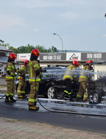 Pożar przyczepy z butlami z gazem i rowerem elektrycznym w Lesku [VIDEO, ZDJĘCIA]