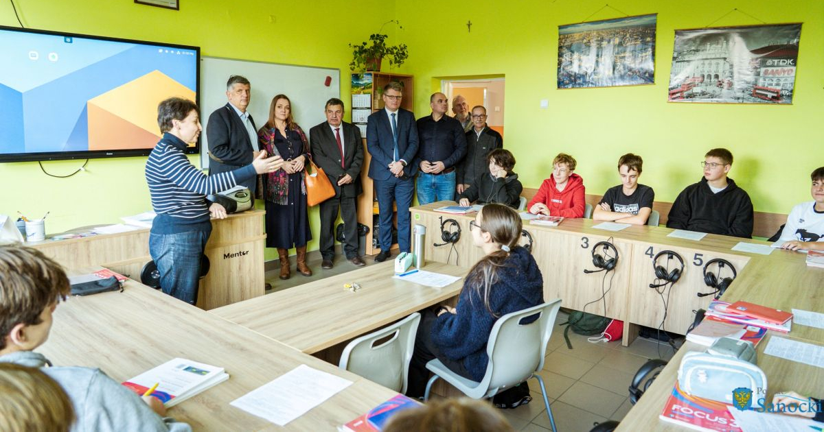 Komisja Oświaty, Sportu i Rynku Pracy rozpoczęła wizyty w szkołach Powiatu Sanockiego [ZDJĘCIA]