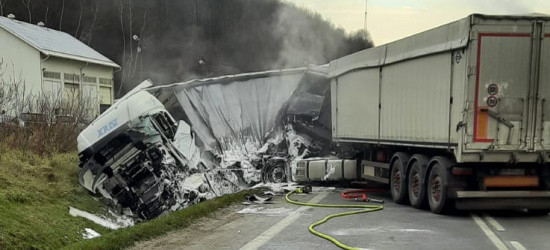 Zderzenie samochodów ciężarowych. Są ranni (ZDJĘCIA)