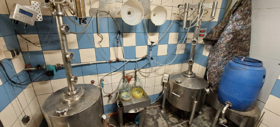 Domowa bimbrownia zlikwidowana. KAS przejęła ponad 630 litrów nielegalnego alkoholu [ZDJĘCIA]