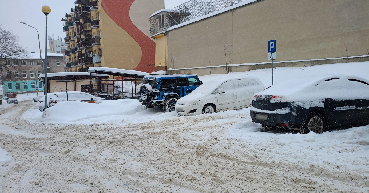 INTERWENCJA: Parking przy ul. Wąskiej. „Opłaty są pobierane, a teren jest zaniedbany” [ZDJĘCIA]
