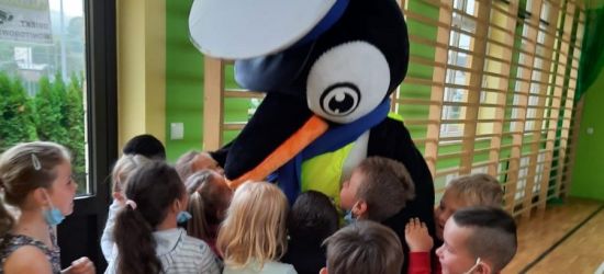 Policyjny pingwin odwiedza dzieci w szkołach. O zasadach bezpieczeństwa (ZDJĘCIA)