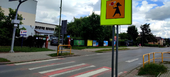 POWIAT SANOCKI. Nowe przejście dla pieszych na ul. Jana Pawła II. Skorzystają głównie dzieci (ZDJĘCIA)
