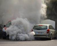 Płonący samochód w Porażu. Ogień ugasili policjanci