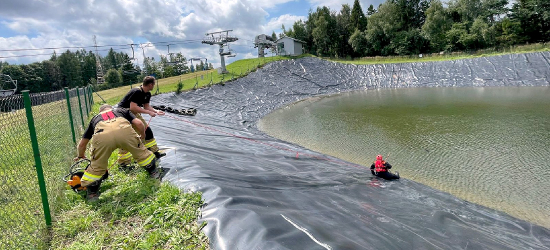 Kot wpadł do zbiornika wodnego na Gromadzyniu. Strażacy podjęli akcję ratunkową (ZDJĘCIA)