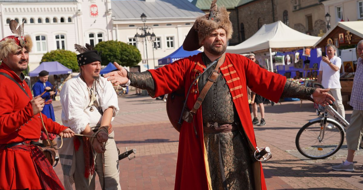 Wojacy i zbóje opanowali sanocki Rynek na Jarmarku Ikon [VIDEO, ZDJĘCIA]
