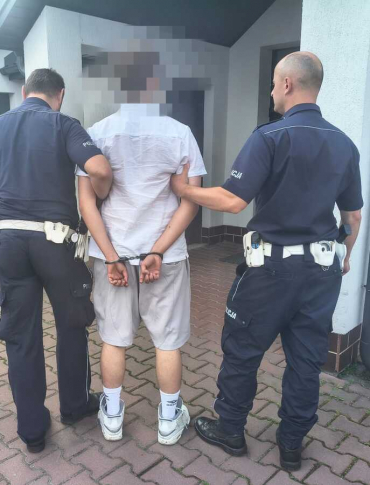 Uderzył w skarpę, zostawił auto i poszedł do domu. Kierował pod wpływem alkoholu