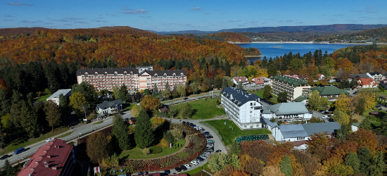 Polańczyk w kolorach jesieni. Magia natury nad Jeziorem Solińskim [VIDEO, ZDJĘCIA]