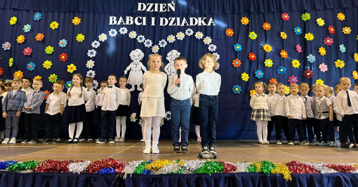 Radośnie i wzruszająco w Pobiednie. Świętowano Dzień Babci i Dziadka [ZDJĘCIA]