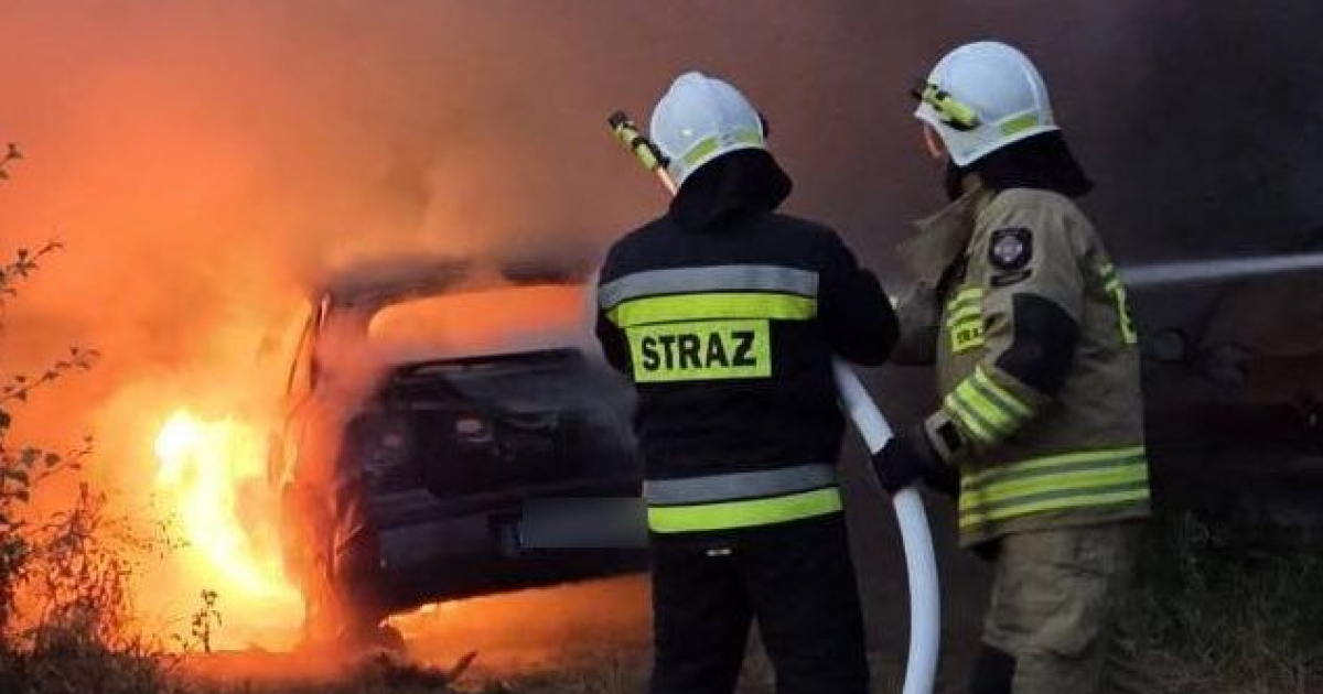 Pożar osobówki w Zarszynie! Zagrożony był budynek mieszkalny [ZDJĘCIA]