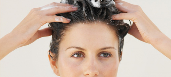 Szampon przeciw wypadaniu włosów – czy to działa?