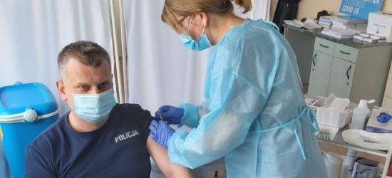 Sanoccy policjanci rozpoczęli szczepienia przeciw COVID-19. Przykład dał komendant