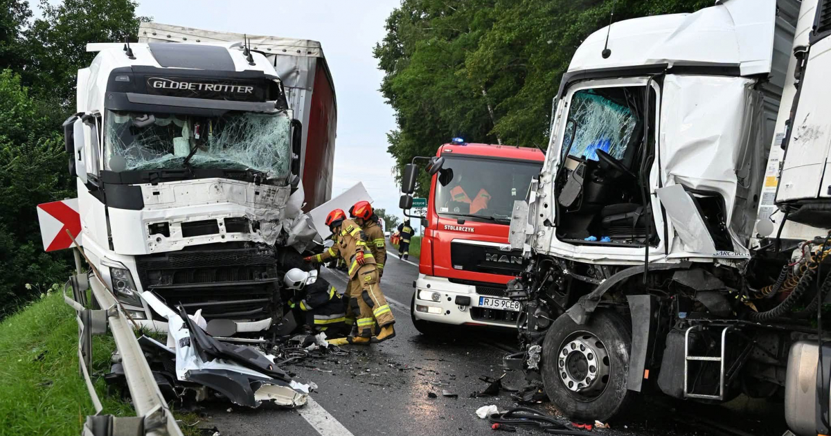 PODKARPACIE. Zderzenie trzech samochodów ciężarowych. Kierowca zakleszczony w kabinie [ZDJĘCIA]