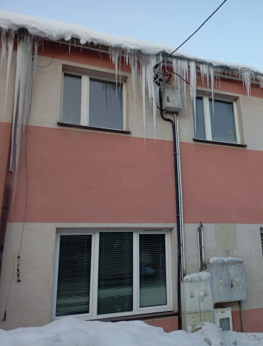 Uwaga! Niebezpieczne sople lodu nad parkingiem przy ul. Konarskiego w Sanoku [ZDJĘCIA]